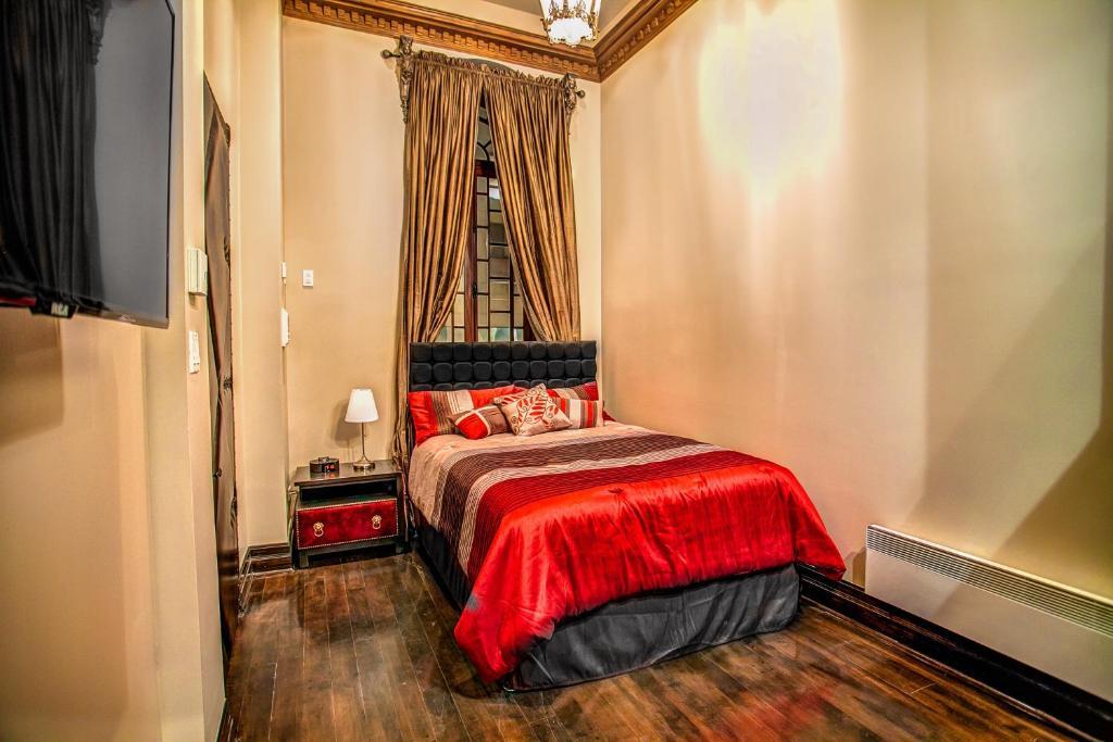 Chateau Vieux-montreal Apartment