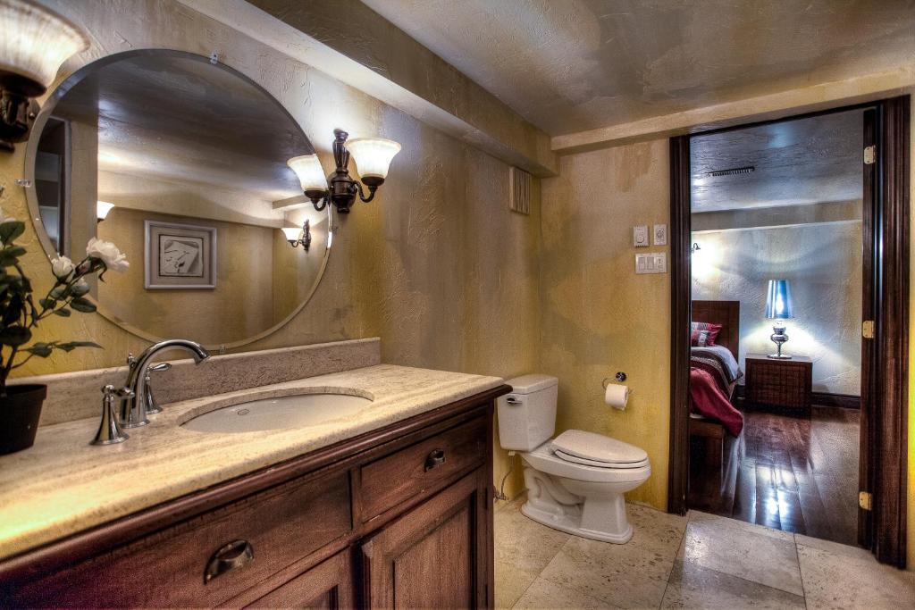 Chateau Vieux-montreal Apartment